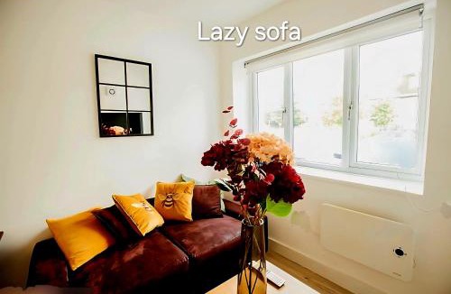 Coombe Hill Apartment | Hidden Kingston Vale-2 Bed