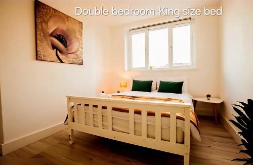 Coombe Hill Apartment | Hidden Kingston Vale-2 Bed