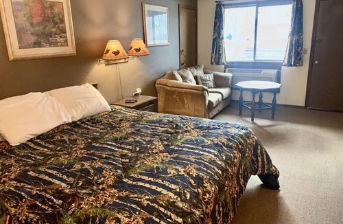 Warsaw Hotel | Hidden Lake Resort