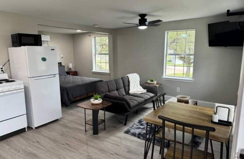 Brazoria Apartment | Hidden Lakefront Getaway