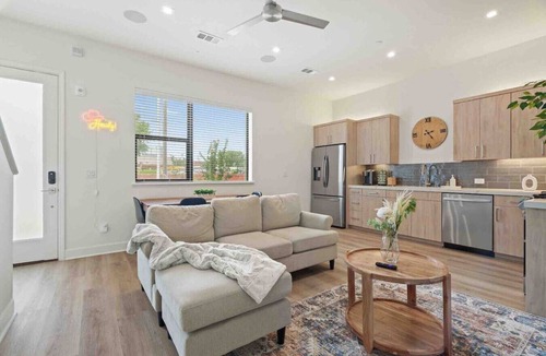 Cedars House | Hidden Luxury Oasis in Downtown Dallas w/Parking