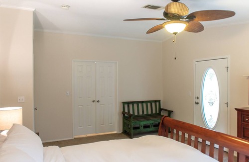 Concan Cabin | Hidden Oaks - 5 min from river access