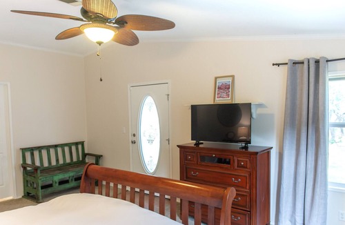 Concan Cabin | Hidden Oaks - 5 min from river access