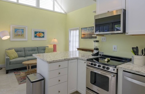 Old Town Cottage | HIDDEN OASIS 3 blocks from Duval