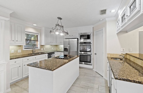 Friendswood House | ~ Hidden Oasis ~ Luxury Private Pool Home