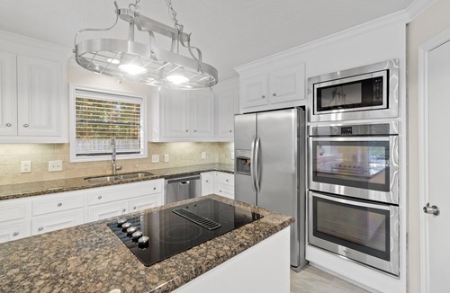 Friendswood House | ~ Hidden Oasis ~ Luxury Private Pool Home