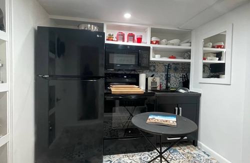 North of the Panhandle Apartment | Hidden Peaceful Victorian Studio Nest