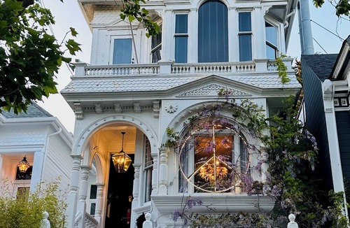 North of the Panhandle Apartment | Hidden Peaceful Victorian Studio Nest