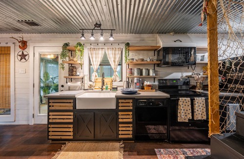 Huntsville Cabin | Hidden Pine Log Cabin - Lake Conroe Lakeview- Tranquil Rustic Charm meet Comfort