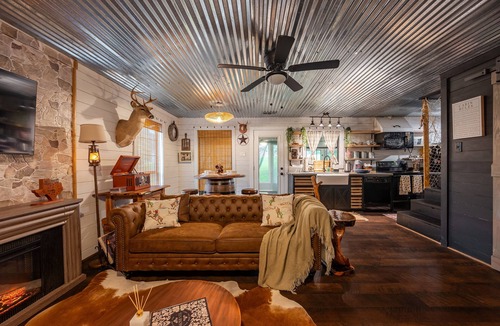 Huntsville Cabin | Hidden Pine Log Cabin - Lake Conroe Lakeview- Tranquil Rustic Charm meet Comfort