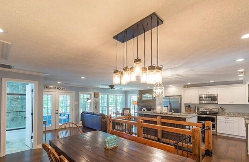 Athens House | Hidden Retreat on the River