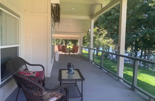 Shady Cove House | HIDDEN RIVER GEM