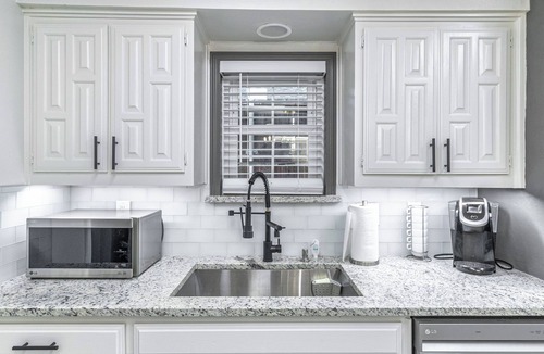 Rowlett House | Hidden Speakeasy, Pool, Spa, BBQ, Arcade, Pet Friendly, Fast WiFi EV Charger