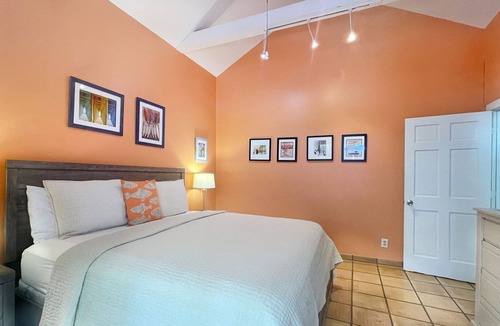 Old Town Cabin | Hidden Treasure- 2 bedroom 2 bath with shared pool