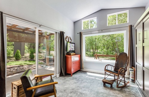 Weatherford Cabin | Hidden Treasure Harvest House Forest Getaway Weatherford, TX