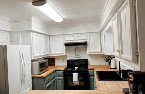 Slade House | Hide Out at The Ridge *Hot Tub*