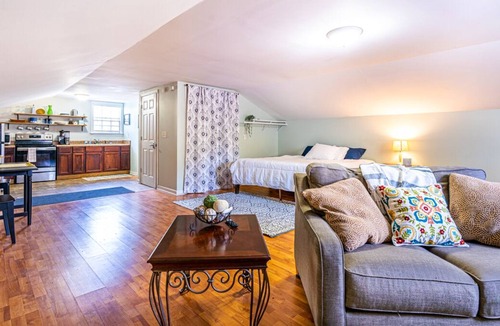 Decatur Apartment | Hideaway apartment tucked into Historic District