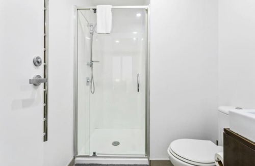 Takapuna Apartment | Hideaway Apartment with pool and free parking