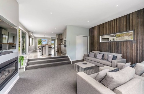 Acacia Bay House | Hideaway at the Bay with Hot Tub