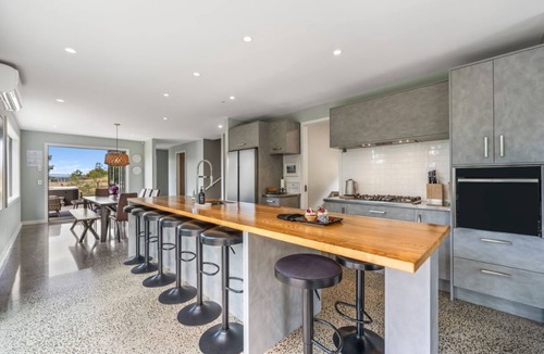 Acacia Bay House | Hideaway at the Bay with Hot Tub