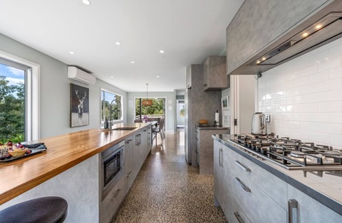 Acacia Bay House | Hideaway at the Bay with Hot Tub