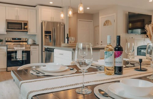 Midland House | Hideaway Bungalow Retreat w/Privat Hot Tub & Fire Table + Fire Pit!
