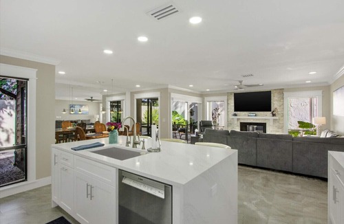 University House | Hideaway Haven Getaway-W/Patio, Lounge Deck & Grill