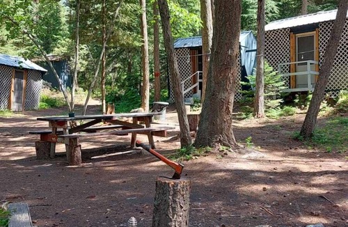 Olney RV Rental | Hideaway Hut 1/ 2 Twins