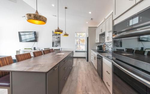 St. Robert Apartment | Hideaway in a Luxurious Location