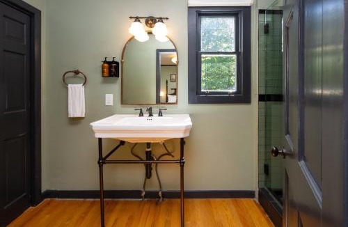 Lenox Hotel | Hideaway Inn Lenox