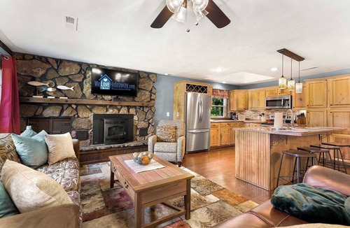 Jenkins House | Hideaway Lodge - Lakefront Table Rock Lake