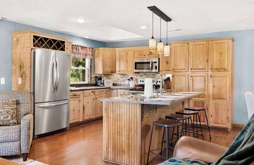 Jenkins House | Hideaway Lodge - Lakefront Table Rock Lake