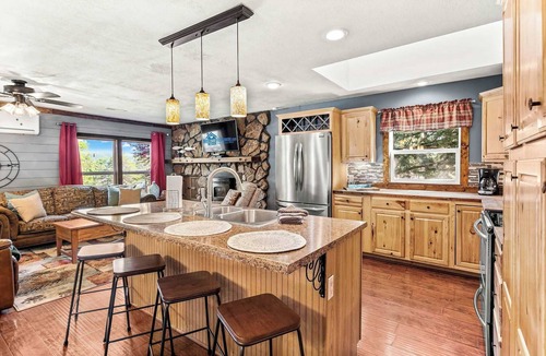 Jenkins House | Hideaway Lodge - Lakefront Table Rock Lake
