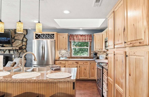 Jenkins House | Hideaway Lodge - Lakefront Table Rock Lake