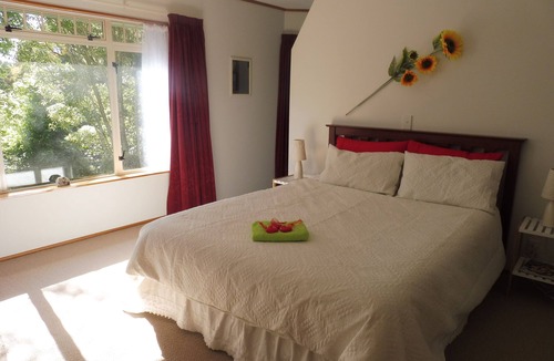 New Plymouth Bed & Breakfast | "Hideaway Off Heta" for comfort, rest and tranquility.
