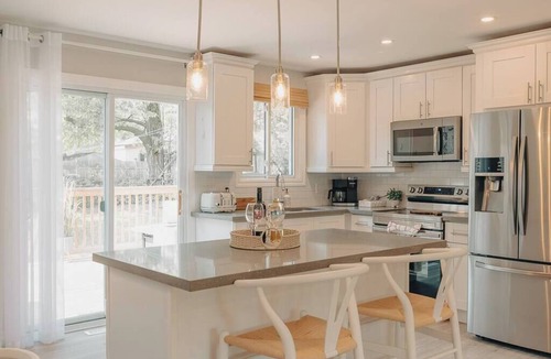 Midland House | Hideaway Retreat Bungalow w/Hot Tub