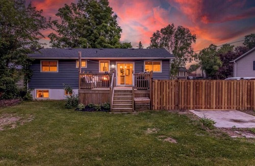 Midland House | Hideaway Retreat Bungalow w/Hot Tub