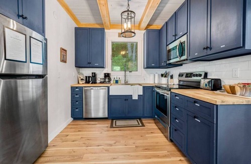 Campton Cabin | Hideaway w/Fire Pit, Private Hot Tub, Pool Table