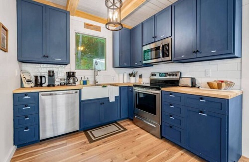 Campton Cabin | Hideaway w/Fire Pit, Private Hot Tub, Pool Table