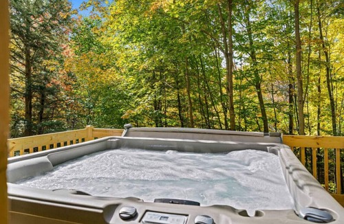 Campton Cabin | Hideaway w/Fire Pit, Private Hot Tub, Pool Table
