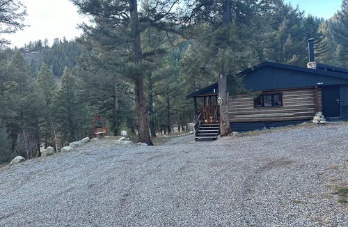 Gallatin Gateway Cabin | Hideout in the Mountains HOT TUB and River access