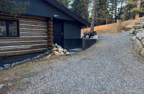 Gallatin Gateway Cabin | Hideout in the Mountains HOT TUB and River access