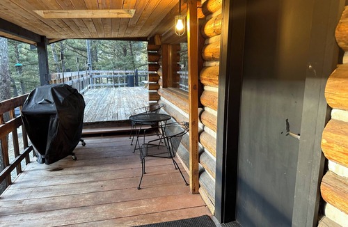 Gallatin Gateway Cabin | Hideout in the Mountains HOT TUB and River access