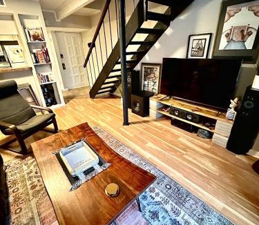 Turtle Creek Apartment | HiFi Sound & Comfort - Uptown Dallas/2-story loft