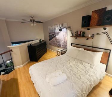 Turtle Creek Apartment | HiFi Sound & Comfort - Uptown Dallas/2-story loft