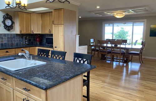 Warm Beach House | High bank waterfront retreat