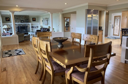 Warm Beach House | High bank waterfront retreat