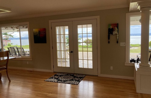 Warm Beach House | High bank waterfront retreat