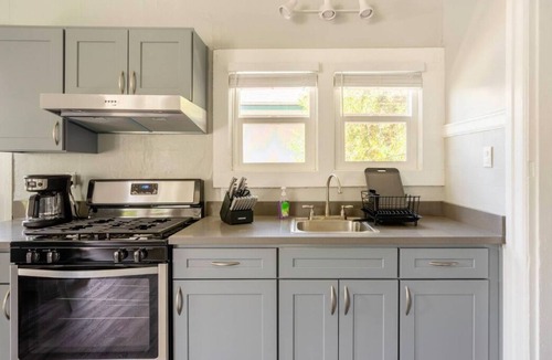 Pasadena Apartment | High Ceiling 1BR Craftsman – Walkable Pasadena Gem