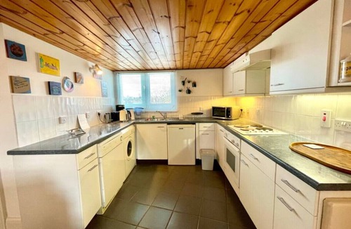 East Walworth Apartment | High-Ceiling Flat with Rooftop & Skyline View